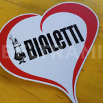 BIALETTI – Cartonato a forma di cuore tagliato a laser e decorato con adesivo lunga durata.